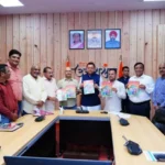 धामी ने स्वास्थ्य जागरूकता पर पुस्तक जारी की