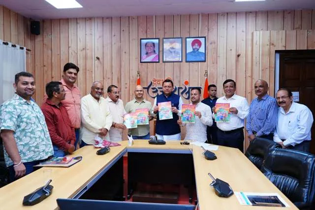 धामी ने स्वास्थ्य जागरूकता पर पुस्तक जारी की