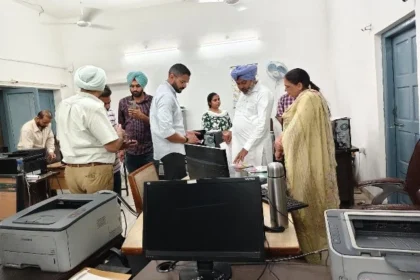 अधिकारियों की हाजिरी और फाइलों की जांच कर मंत्री ने दिखाई सख्ती