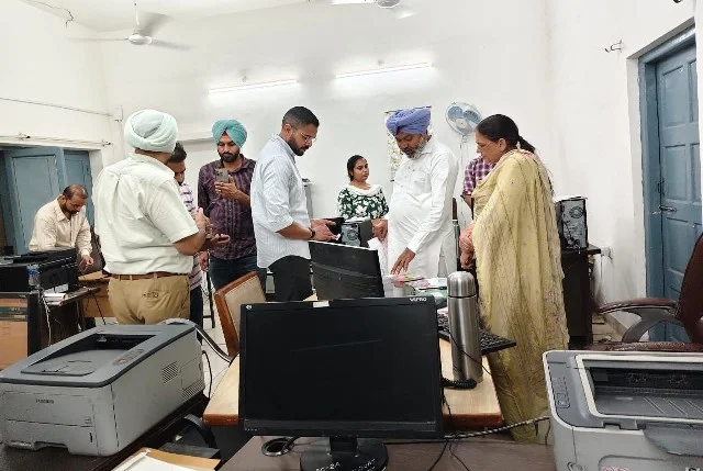 अधिकारियों की हाजिरी और फाइलों की जांच कर मंत्री ने दिखाई सख्ती