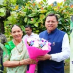 मुख्यमंत्री धामी ने 'पेड़ मां के नाम' अभियान में माता के साथ लगाया पौधा
