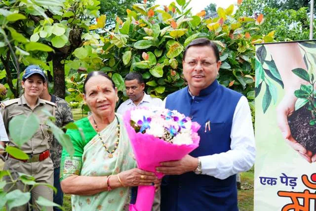 मुख्यमंत्री धामी ने 'पेड़ मां के नाम' अभियान में माता के साथ लगाया पौधा