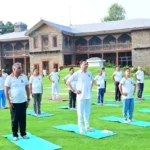धामी के नेतृत्व में मुख्यमंत्री कार्यालय के अधिकारियों ने किया योग