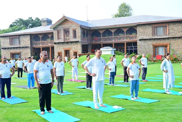 धामी के नेतृत्व में मुख्यमंत्री कार्यालय के अधिकारियों ने किया योग