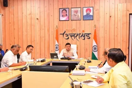 धामी ने अधिकारियों को दिए 'इकोलॉजी और इकोनॉमी' समन्वय के निर्देश