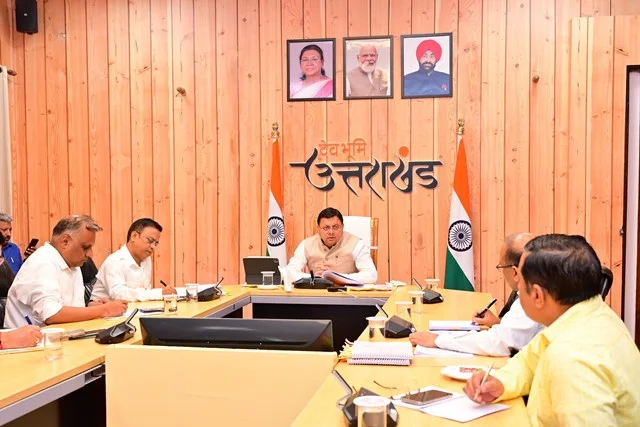 धामी ने अधिकारियों को दिए 'इकोलॉजी और इकोनॉमी' समन्वय के निर्देश