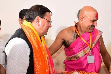 धामी ने मंदिर में छत्र चढ़ाकर प्रदेशवासियों की समृद्धि की मनाई कामना