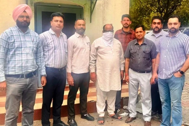 मलेरकोटला में विजिलेंस ने क्लर्क को रिश्वतखोरी के आरोप में पकड़ा