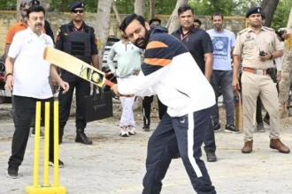 "मुख्यमंत्री ने राजीव चौक पर युवाओं के साथ बनाया क्रिकेट का मैदान!"