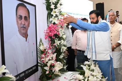 हरियाणा CM ने शोक सभा में रूपाणी को कहा 'अपूरणीय क्षति'
