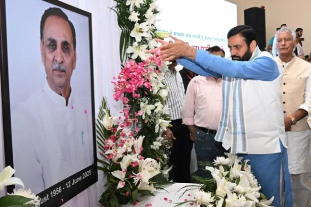 हरियाणा CM ने शोक सभा में रूपाणी को कहा 'अपूरणीय क्षति'