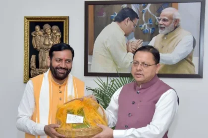 नायब सैनी ने धामी से निवास पर की मुलाकात
