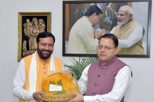 नायब सैनी ने धामी से निवास पर की मुलाकात
