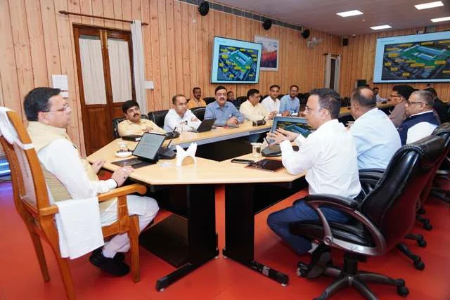 मुख्यमंत्री धामी ने अधिकारियों के साथ की ग्राउंडिंग सेरेमनी की तैयारियों की समीक्षा