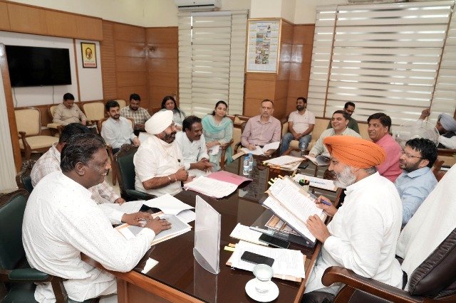 मुलाजिम यूनियनों के साथ हुई बैठक में मुद्दों पर हुआ विचार-विमर्श