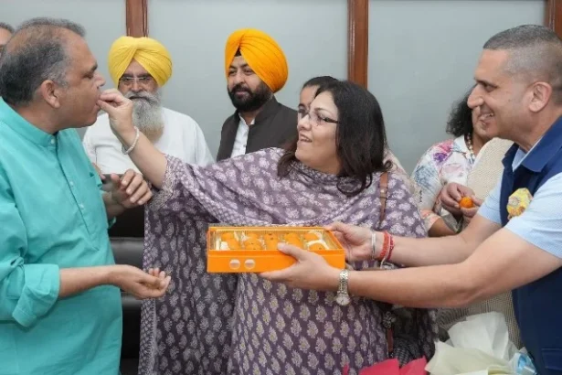 संजीव अरोड़ा ने ली पंजाब सरकार में मंत्री पद की शपथ, परिवार ने दिखाया साथ