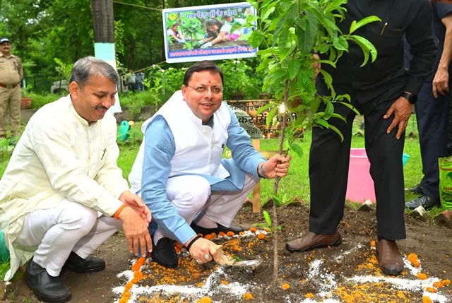 सीएम धामी ने वृक्षारोपण कर दिया जनभागीदारी का आह्वान