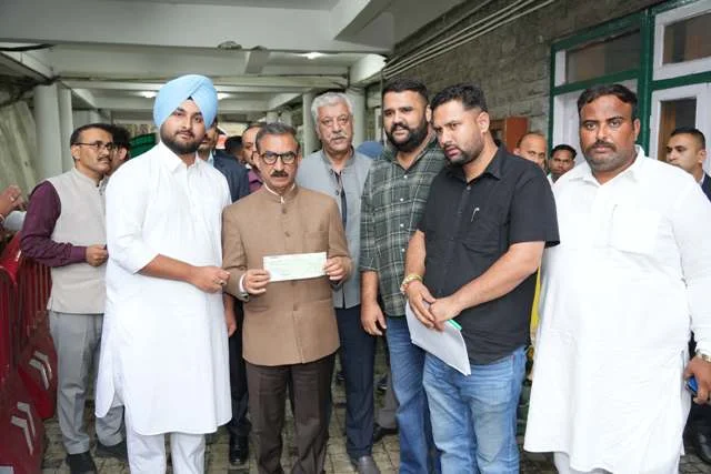 सुक्खू को युवा कांग्रेस नेताओं का 1,11,111 रुपये का अनुदान