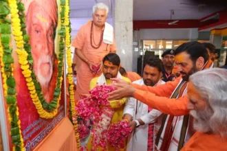 स्वामी जी की समाधि पर मुख्यमंत्री ने अर्पित किए पुष्प