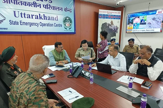 उत्तराखंड आपातकालीन केंद्र पहुँचे मुख्य सचिव, राहत कार्यों पर हुई चर्चा