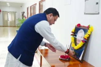 मुख्यमंत्री कैंप कार्यालय में अटल जी के चित्र पर पुष्पांजलि