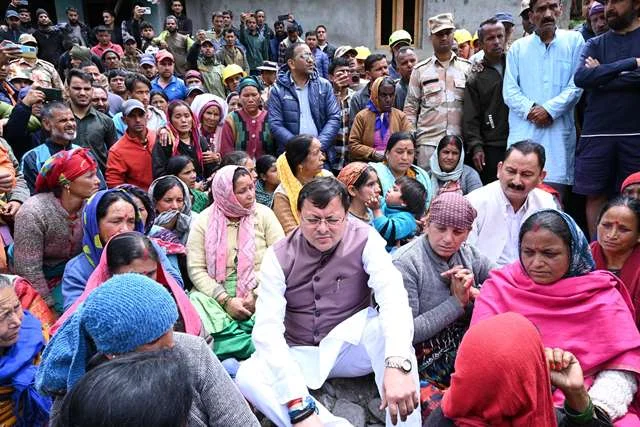 तीन दिन से आपदा क्षेत्र में डटे सीएम धामी, राहत कार्यों की ली जानकारी
