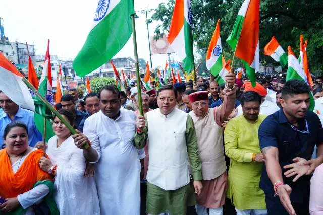 धामी ने निकाली तिरंगा यात्रा, देहरादून में दिखा देशप्रेम