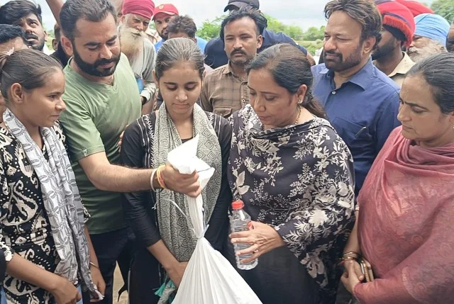 नूर शाह गांव में कैबिनेट मंत्री ने किया राहत कार्यों का जायज़ा