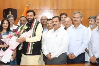 पदोन्नत आईएएस अधिकारियों ने सीएम से की मुलाकात