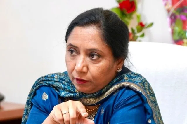 महिला एवं बाल विकास मंत्री ने आंगनवाड़ी कर्मियों को दिया उपहार