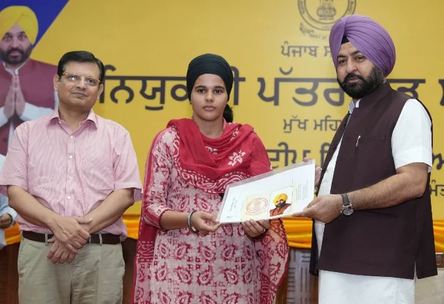 राजस्व मंत्री मुंडियां ने नवनियुक्त पटवारियों को सौंपे नियुक्ति पत्र