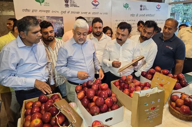 वाणिज्य सचिव ने दुबई जाने वाली सेब की टेस्ट शिपमेंट को दिखाई हरी झंडी