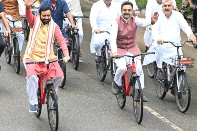 साइकिल चलाकर विधानसभा पहुंचे हरियाणा के CM नायब सिंह सैनी
