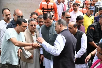 स्यानाचट्टी दौरे पर CM धामी, प्रभावित परिवारों की समस्याएं सुनीं