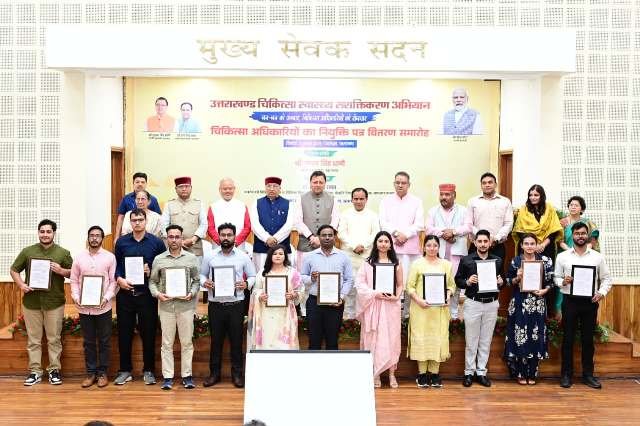 स्वास्थ्य विभाग के अभियान में CM धामी ने किया नए डॉक्टरों का स्वागत