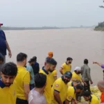 संभावित बाढ़ग्रस्त इलाकों से लोगों को सुरक्षित स्थानों पर पहुंचाया जा रहा
