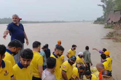 संभावित बाढ़ग्रस्त इलाकों से लोगों को सुरक्षित स्थानों पर पहुंचाया जा रहा