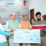 मुख्यमंत्री धामी ने हस्तशिल्प आधारित स्टॉल का किया निरीक्षण