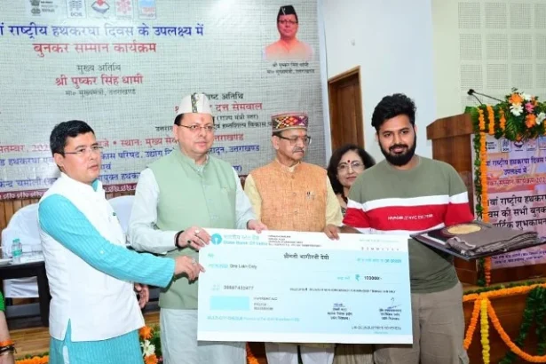 मुख्यमंत्री धामी ने हस्तशिल्प आधारित स्टॉल का किया निरीक्षण