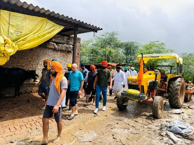 सिसोदिया के साथ मंत्रियों ने मरड़ और किड़ियां गांवों का दौरा किया
