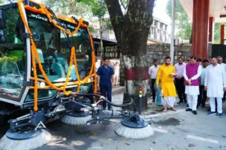 स्मार्ट तकनीक से सड़कों की सफाई, सीएम धामी ने दिखाई हरी झंडी