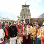 पुष्पों से सजा केदारनाथ मंदिर, भक्ति धुनों से गूंजा परिसर