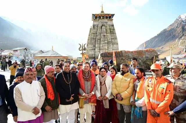 पुष्पों से सजा केदारनाथ मंदिर, भक्ति धुनों से गूंजा परिसर
