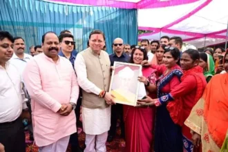 मुख्यमंत्री धामी ने पूजा-अर्चना कर सड़क पुनर्निर्माण कार्यों की रखी नींव