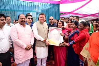 मुख्यमंत्री धामी ने पूजा-अर्चना कर सड़क पुनर्निर्माण कार्यों की रखी नींव