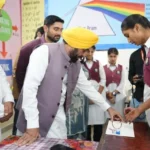 मुख्यमंत्री ने शहीद सूबेदार मेवा सिंह स्कूल ऑफ एमिनेंस के विद्यार्थियों से की मुलाकात