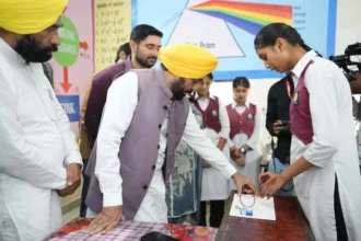 मुख्यमंत्री ने शहीद सूबेदार मेवा सिंह स्कूल ऑफ एमिनेंस के विद्यार्थियों से की मुलाकात