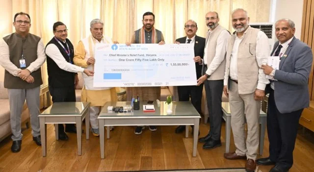 सीएम राहत कोष को एसबीआई का बड़ा सहयोग, 1.55 करोड़ दान