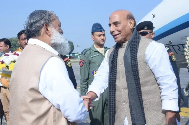 अंबाला छावनी पहुंचे राजनाथ सिंह, अनिल विज ने किया स्वागत