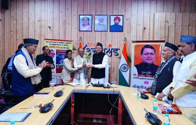 उत्तराखंड के राजनीतिक विकास पर आधारित महत्वपूर्ण पुस्तक का मुख्यमंत्री ने किया शुभारंभ